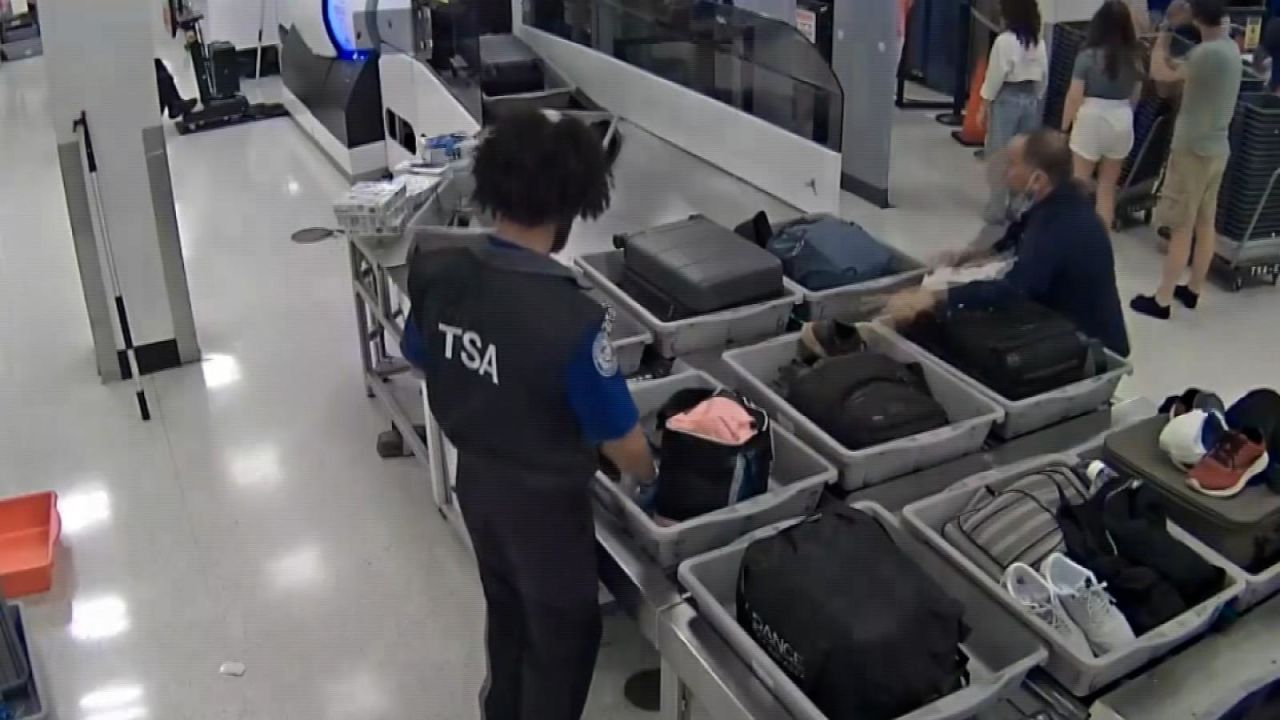 CNNE 1453382 - una camara de seguridad capta a presunto robo en aeropuerto