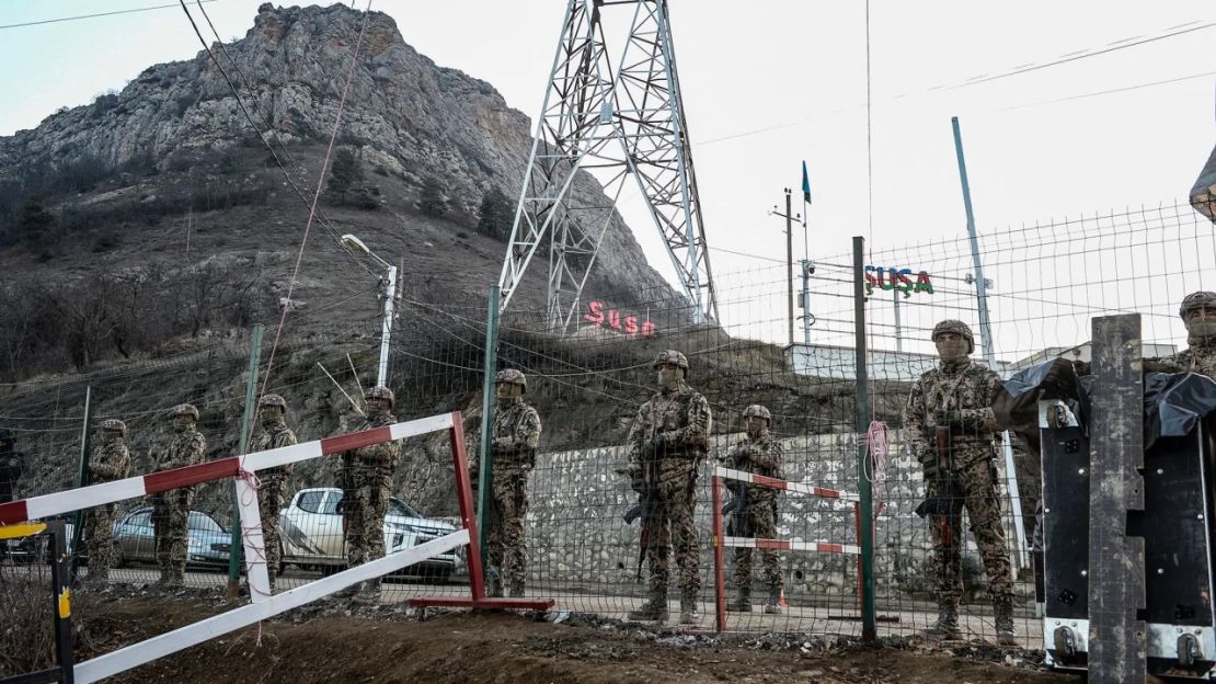 Militares azerbaiyanos hacen guardia en un puesto de control en el corredor de Lachin, que une la disputada región de Nagorno-Karabaj con Armenia.