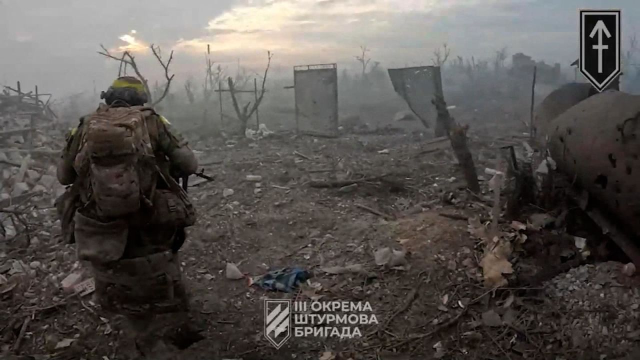 Un video grabado con la cámara de un casco muestra a las fuerzas ucranianas  liberando una aldea