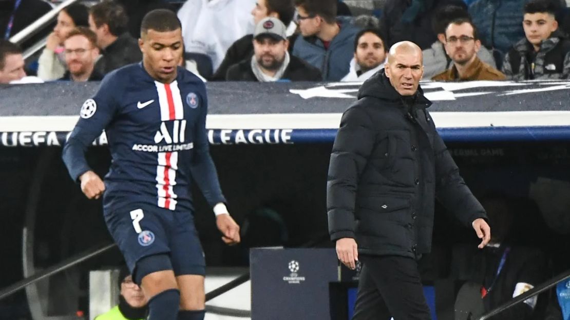 Zinedine Zidane observa cómo Mbappé juega contra su equipo Real Madrid en 2019.