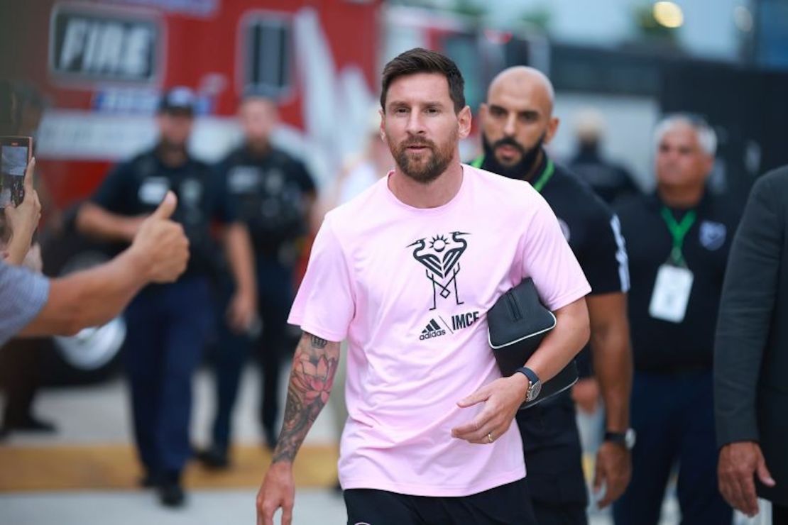 Messi entra al estadio antes del partido de dieciseisavos de final de la Leagues Cup 2023 entre Orlando City SC e Inter Miami CF en el DRV PNK Stadium el 2 de agosto de 2023 en Fort Lauderdale, Florida.