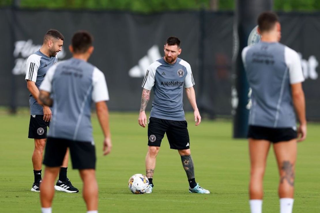 Lionel Messi entrena durante una sesión de entrenamiento del Inter Miami CF en el Florida Blue Training Center el viernes en Fort Lauderdale, Florida.