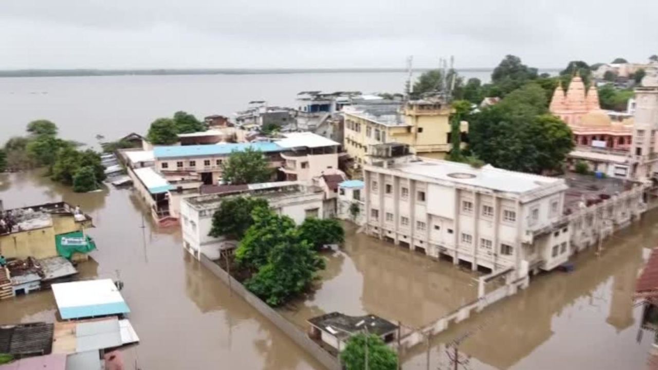 CNNE 1454085 - imagenes impactantes de las inundaciones en india