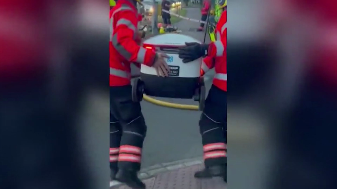 CNNE 1454253 - bomberos ayudan a robots a entregar compras tras quedar atascados