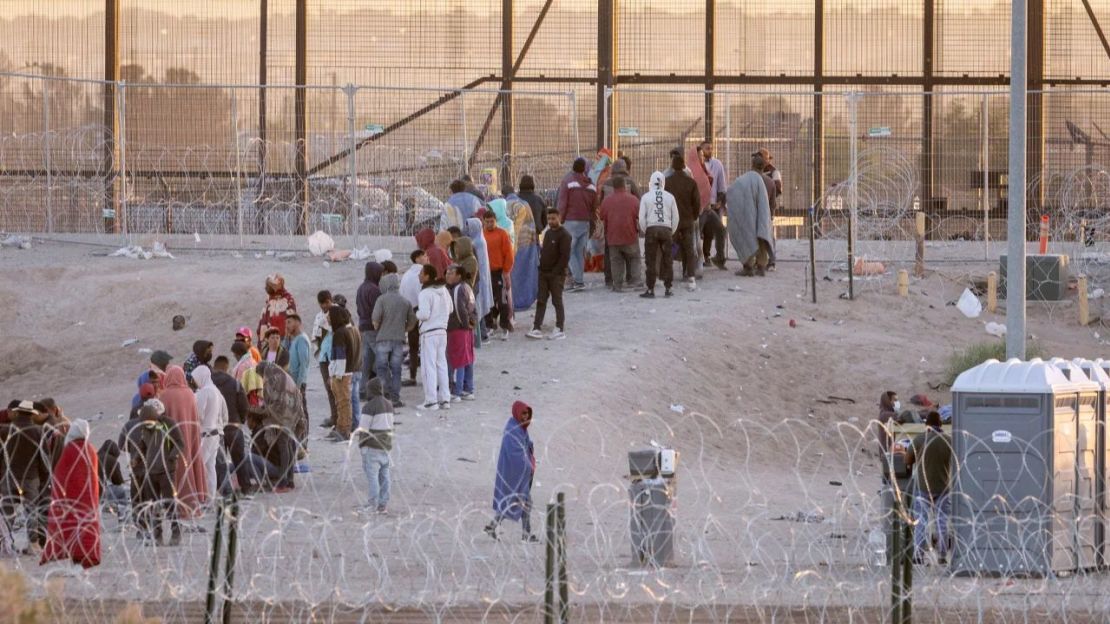Foto de archivo de migrantes esperando en la frontera de El Paso, Texas. Crédito: John Moore/Getty Images