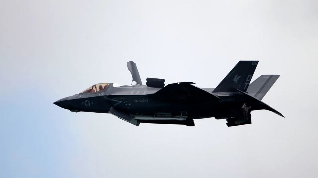 En esta fotografía de febrero de 2022, un F-35B Lightning II de la Infantería de Marina de Estados Unidos participa en una exhibición aérea durante el Salón Aeronáutico de Singapur 2022 en el Centro de Exposiciones Changi de Singapur.