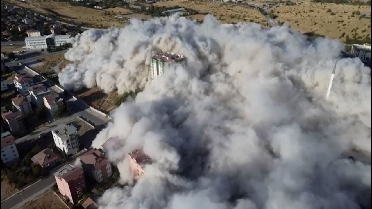 CNNE 1454685 - video- mira el momento en el que demuelen 9 edificios a la vez