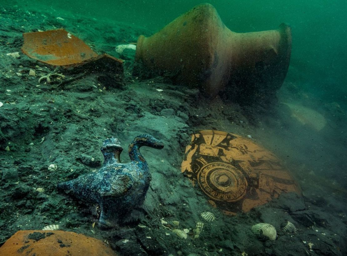 Demostrando la presencia griega en el Antiguo Egipto, se descubrió un delicado vertedor de bronce con forma de pato entre cerámicas en el sitio de un santuario griego recientemente descubierto para Afrodita en las ruinas sumergidas de Thonis-Heracleion.