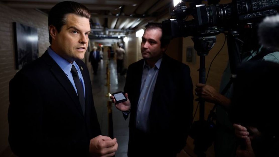 El representante Matt Gaetz habla de camino a una reunión de la Conferencia Republicana de la Cámara en el Capitolio el 19 de septiembre de 2023 en Washington, DC.