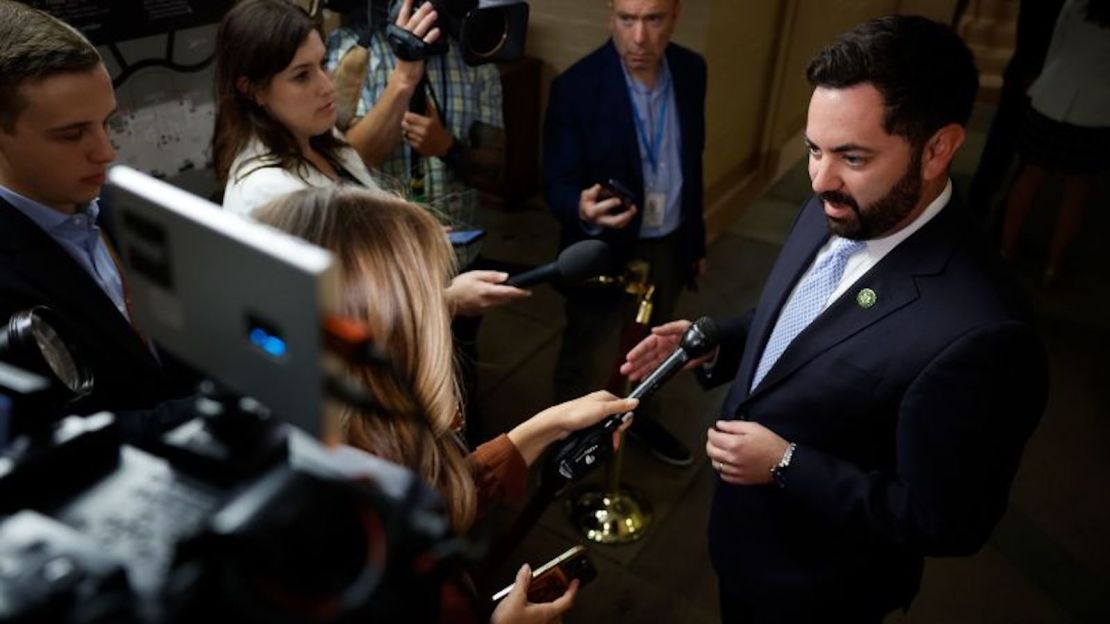 El representante Mike Lawler habla en su camino a una reunión de la Conferencia Republicana de la Cámara en el Capitolio de EE.UU. el 19 de septiembre de 2023 en Washington.