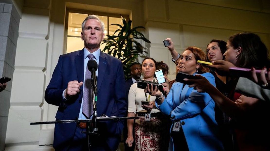 El presidente de la Cámara de Representantes, Kevin McCarthy, habla después de una reunión del grupo republicano en el Capitolio de EE.UU. el 19 de septiembre de 2023 en Washington.