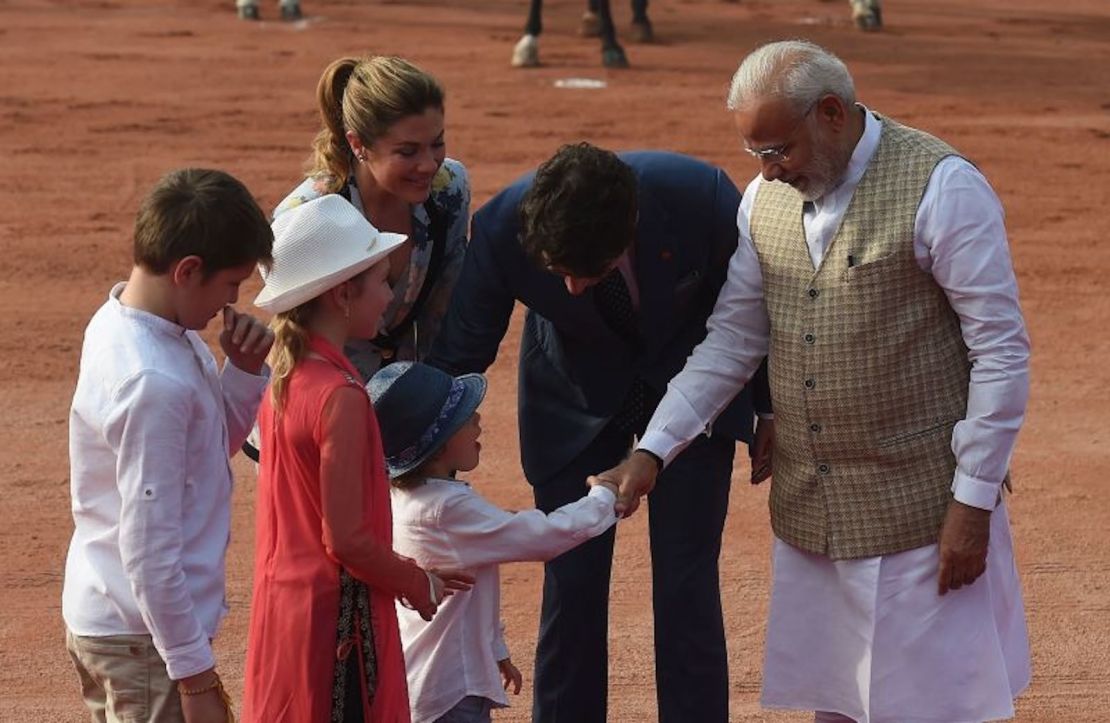 El primer ministro de la India, Narendra Modi, estrecha la mano del hijo menor del primer ministro de Canadá, Justin Trudeau, mientras asiste a una recepción ceremonial en el Palacio Presidencial de Nueva Delhi, el 23 de febrero de 2018.