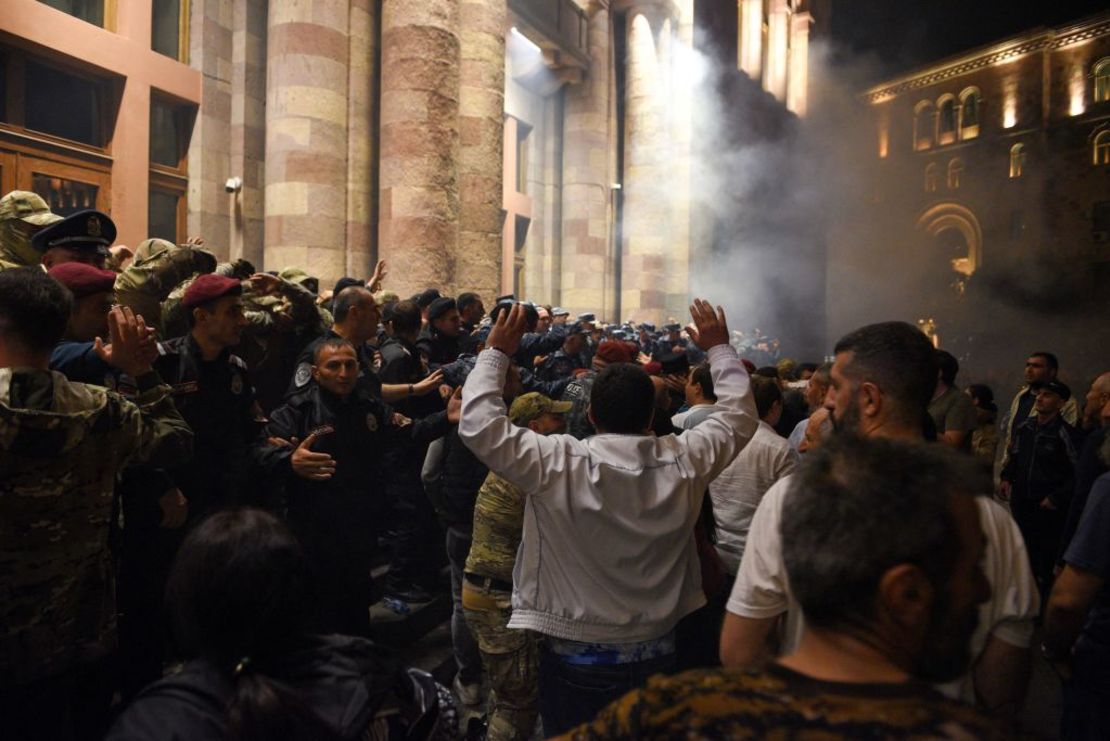 Manifestantes chocan con la policía mientras piden la dimisión del primer ministro armenio, Nikol Pashinyan, en el centro de Ereván el 19 de septiembre de 2023.