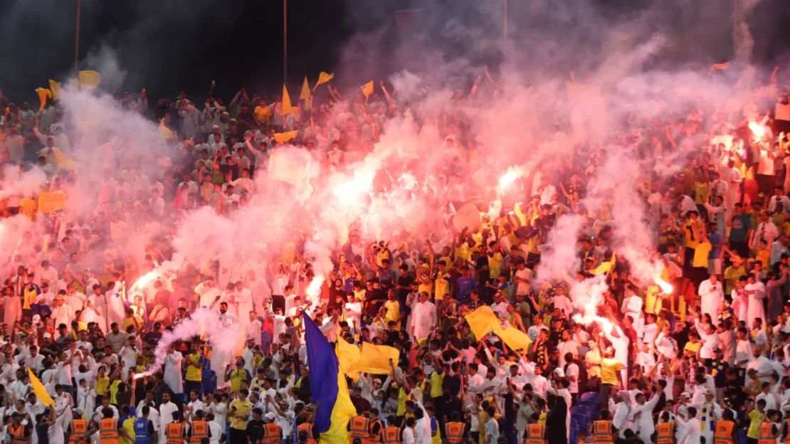 Los fanáticos de Al Nassr muestran su apoyo durante el partido del Grupo C de la Copa de Campeones de Clubes Árabes entre el club saudita y Zamalek, en la Ciudad Deportiva Rey Fahd en Taif, Arabia Saudita, el 3 de agosto de 2023.