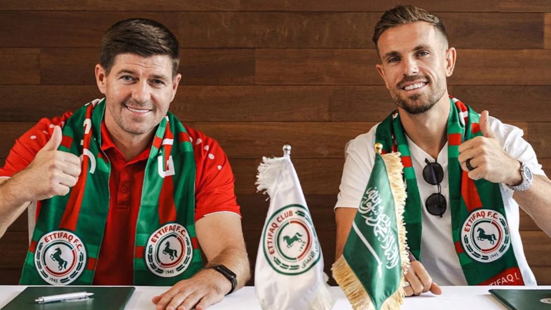 A Jordan Henderson -en la foto con el entrenador de Al-Ettifaq, Steven Gerrard, a la izquierda- se le ofreció un salario espectacular de 700.000 libras por semana, según múltiples informes, en una transferencia estimada de US$ 15,4 millones (12 millones de libras) desde el Liverpool al equipo saudita Al-Ettifaq.