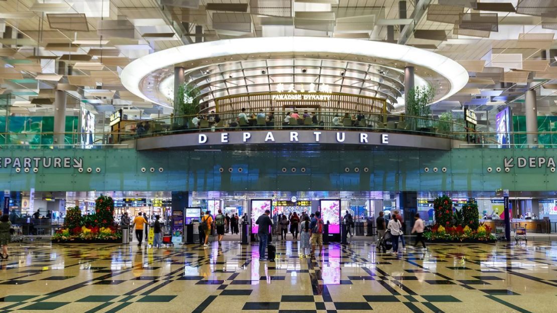 Vestíbulo de salidas de la Terminal 3 del aeropuerto Changi de Singapur. Crédito: Markus Mainka/imageBROKER/Shutterstock