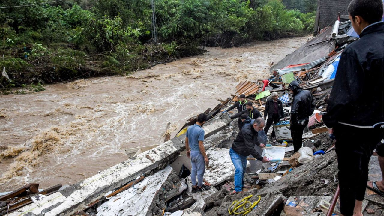 CNNE 1455273 - graves inundaciones en iran por las intensas lluvias