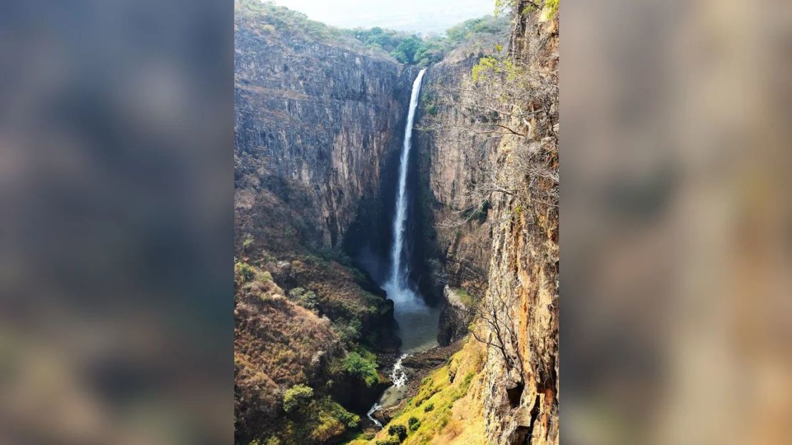 La estructura de madera se encontró en un yacimiento arqueológico aguas arriba de las cataratas de Kalambo, en Zambia. Crédito: Profesor Geoff Duller/Universidad de Aberystwyth