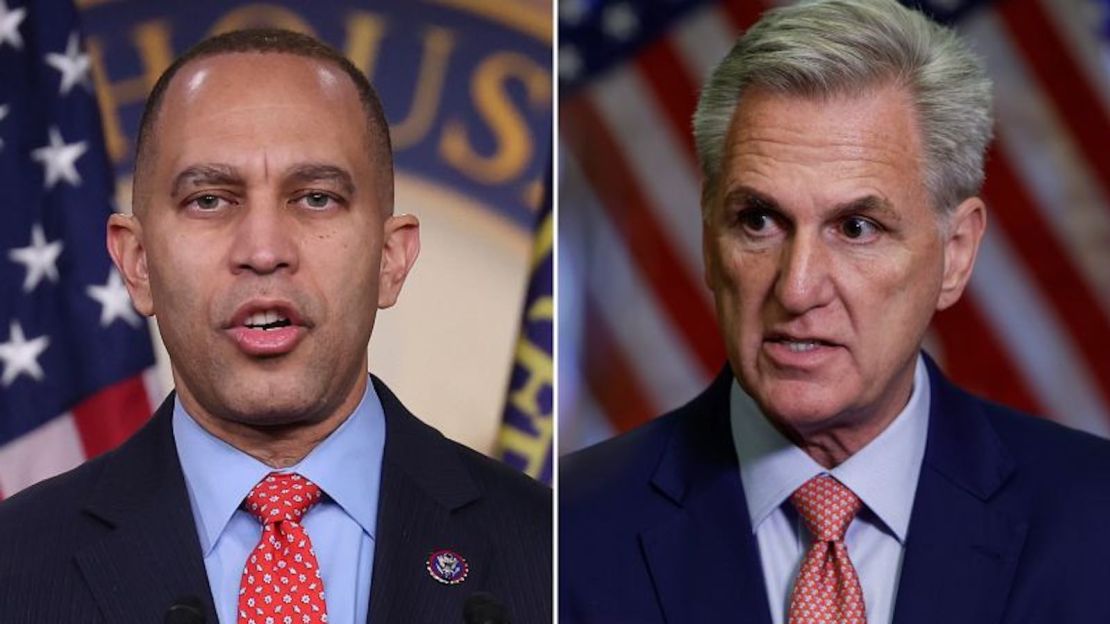 El líder de la minoría en la Cámara de Representantes, Hakeem Jeffries, a la izquierda, y el presidente de la Cámara, el republicano californiano Kevin McCarthy, a la derecha.