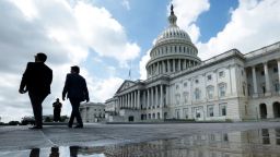 Visitantes pasan por el Capitolio de Estados Unidos el 11 de septiembre de 2023 en la ciudad de Washington.