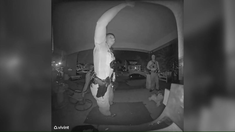 Cámara de vivienda muestra a policía decirle al padre de una niña de 11 años que podrían acusarla de pornografía infantil