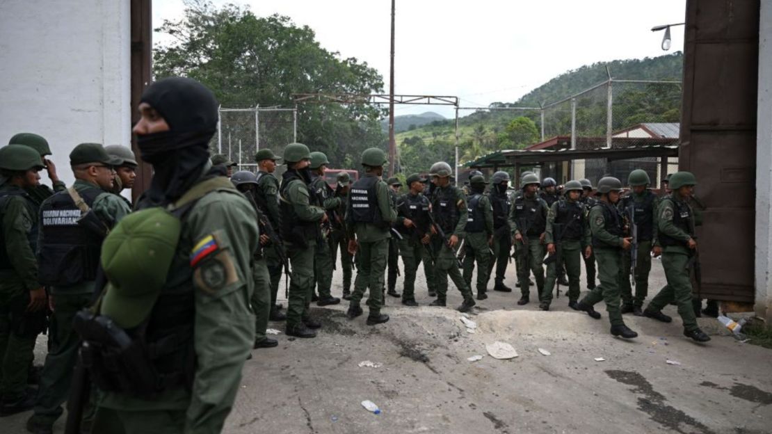 Miembros de la Guardia Nacional Bolivariana (GNB) vigilan a las afueras de la cárcel de Tocorón en Tocorón, estado de Aragua, Venezuela, el 20 de septiembre de 2023.