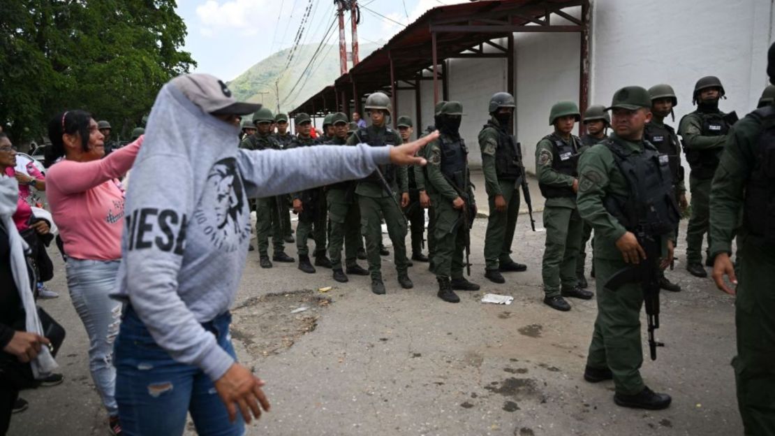 Miembros de la Guardia Nacional Bolivariana (GNB) montan guardia mientras los familiares esperan noticias después de que las autoridades tomaran el control de la prisión de Tocorón en Tocorón, estado de Aragua, Venezuela, el 20 de septiembre de 2023.