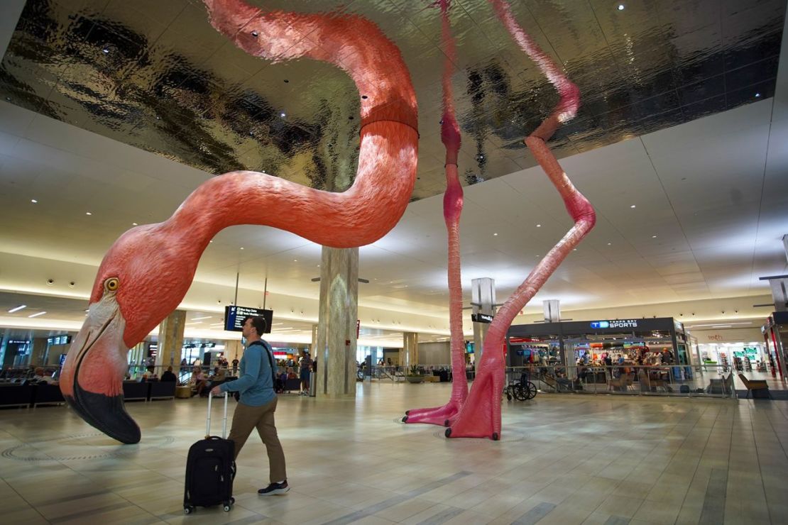 El Aeropuerto Internacional de Tampa, en Florida, es el número 1 en la categoría de aeropuertos grandes. La terminal cuenta con la escultura de un flamenco gigante, obra del artista Matthew Mazzotta. Crédito: Luis Santana/Tampa Bay Times/ZUMA Press