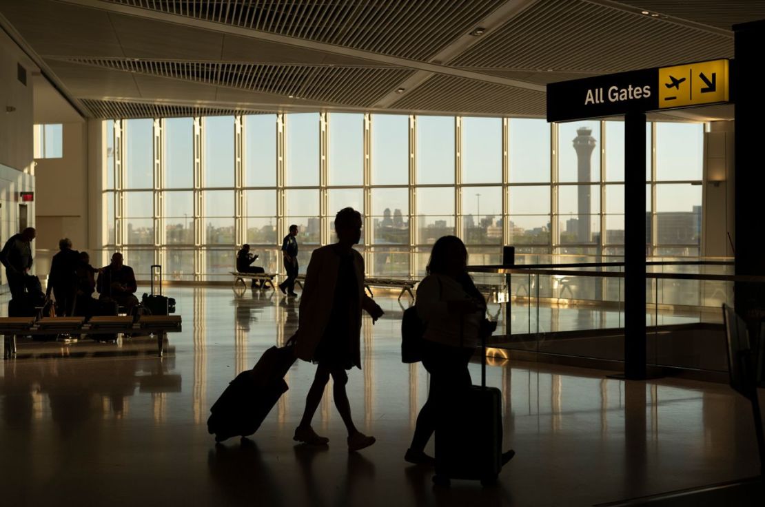 El Aeropuerto Internacional Newark Liberty ocupa el último lugar de la lista de megaaeropuertos. Su nueva Terminal A, en la foto, debería hacerlo mejorar en futuros informes de desempeño. Crédito: Andy Bao/AP