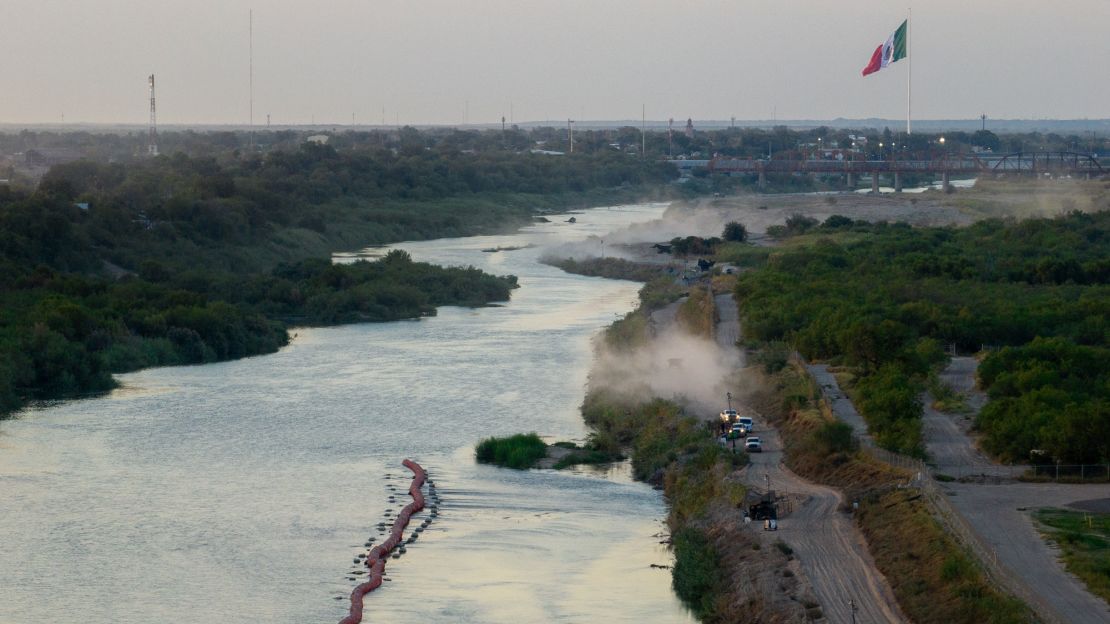 Vista aérea de las barreras de boyas situadas en el río Grande frente a Piedras Negras el 11 de septiembre de 2023 en Eagle Pass, Texas. Crédito: Brandon Bell/Getty Images