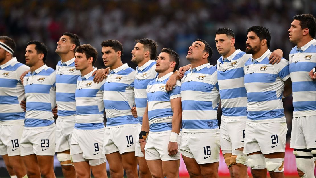 Los jugadores argentinos escuchan el himno nacional antes del partido de la Copa Mundial de Rugby Francia 2023 entre Inglaterra y Argentina en el Stade Velodrome el 9 de septiembre de 2023 en Marsella, Francia. Crédito: Dan Mullan/Getty Images