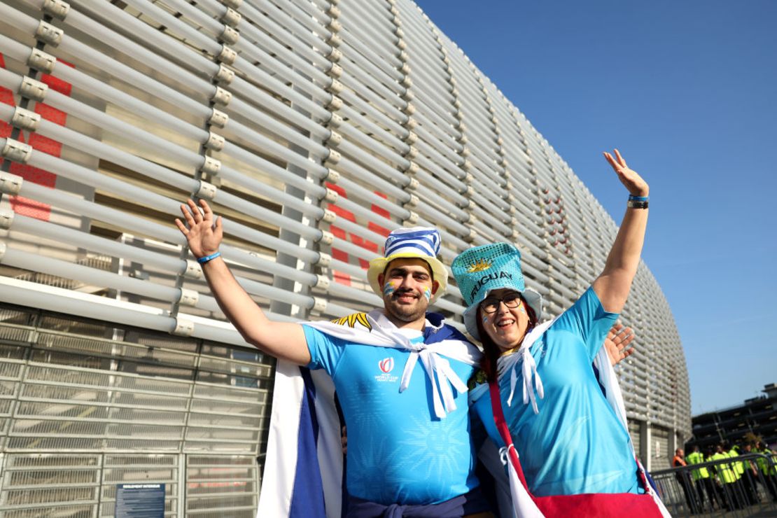 Seguidores de Argentina posan para una foto fuera del estadio antes del partido de la Copa Mundial de Rugby Francia 2023 entre Francia y Uruguay en el Stade Pierre Mauroy el 14 de septiembre de 2023 en Lille, Francia. Crédito: Warren Little/Getty Images.