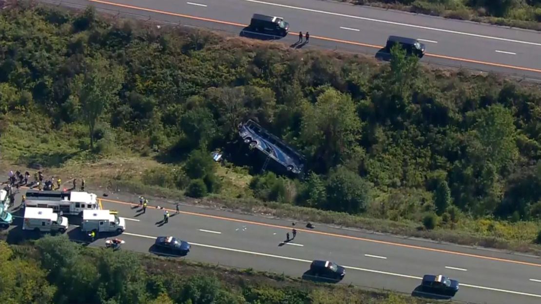 Decenas de estudiantes resultaron heridos en el accidente, dijo una empresa de servicios médicos de emergencia. Crédito: WCBS