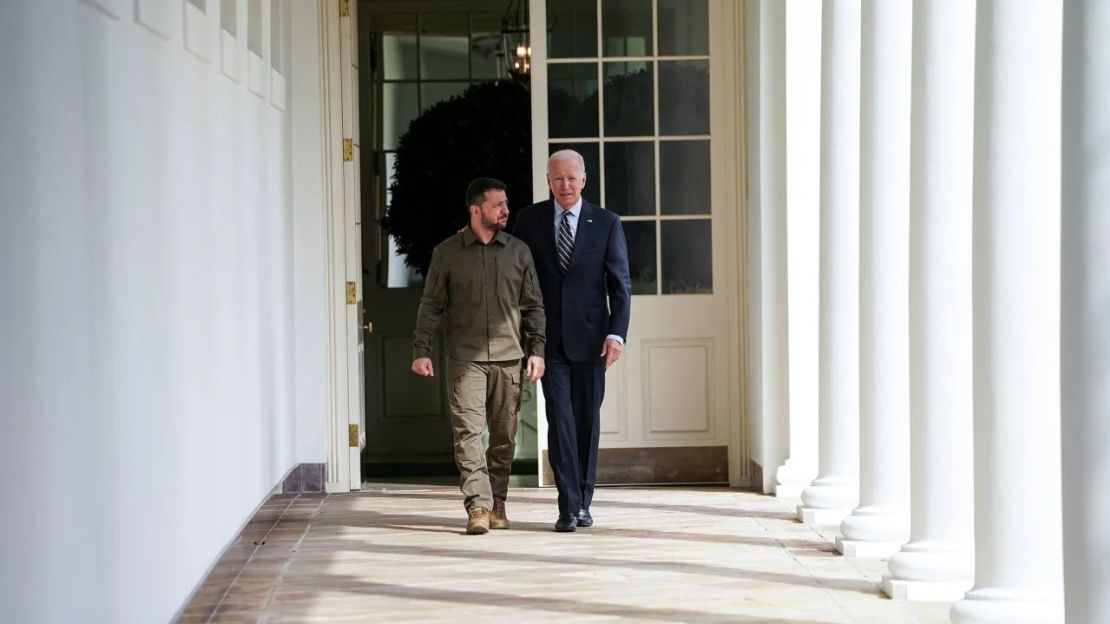 El presidente de Ucrania, Volodymyr Zelensky, camina por la arcada de la Casa Blanca hacia el Despacho Oval con el presidente Joe Biden durante una visita a la Casa Blanca en Washington, el 21 de septiembre de 2023. Crédito: Kevin Lamarque/Pool/Reuters