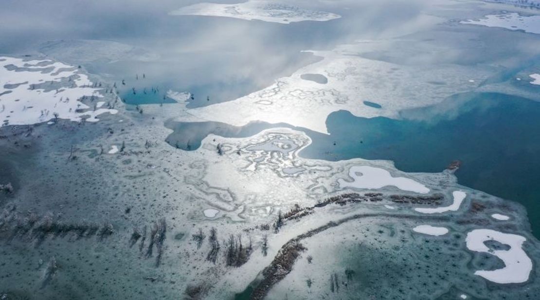 Vista aérea de la capa de nieve en el lago Lop Nur y el desierto de Taklamakan en el condado de Yuli el 28 de noviembre de 2021, en la prefectura autónoma mongol de Bayingolin, región autónoma uygur de Xinjiang de China.