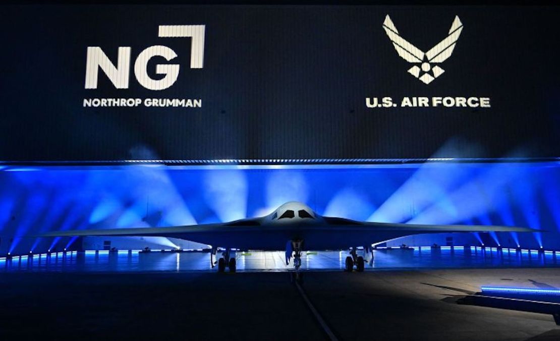 El El B-21 Raider se presenta durante una ceremonia en la Planta 42 de la Fuerza Aérea de Northrop Grumman en Palmdale, California, el 2 de diciembre de 2022.