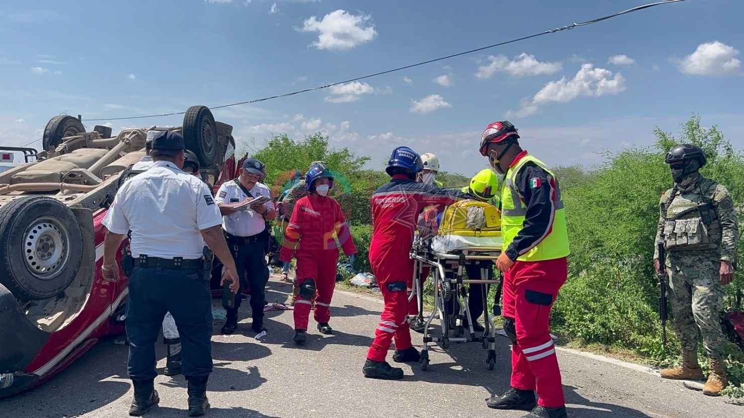 Los bomberos de Oaxaca acudieron al lugar del accidente.