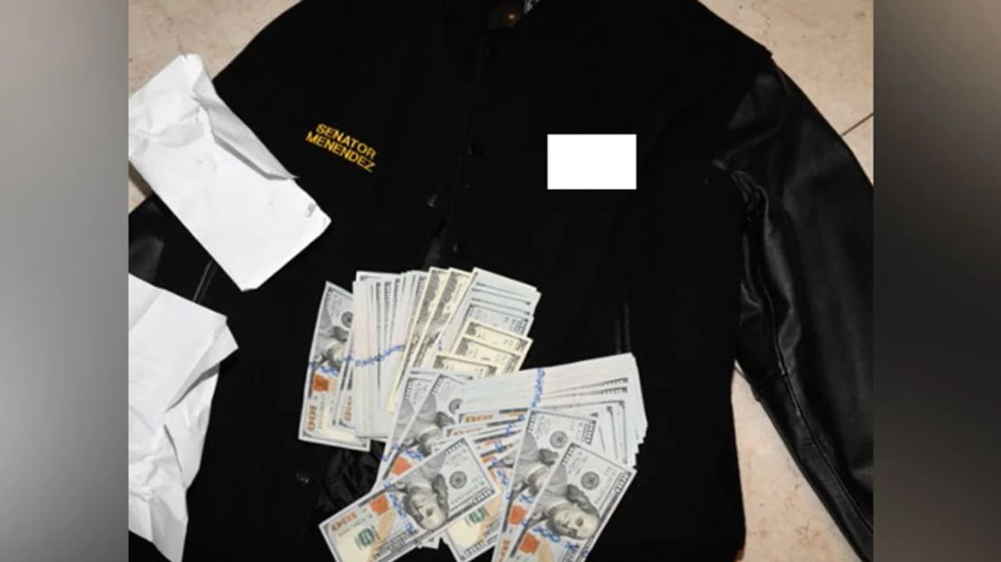 Se encontró dinero en efectivo dentro de esta chaqueta con el nombre de Menéndez. Crédito: US District Court Southern District of New York