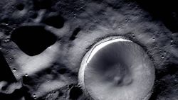 CNNE 1456490 - imagen con detalles sin precedentes del polo sur de la luna