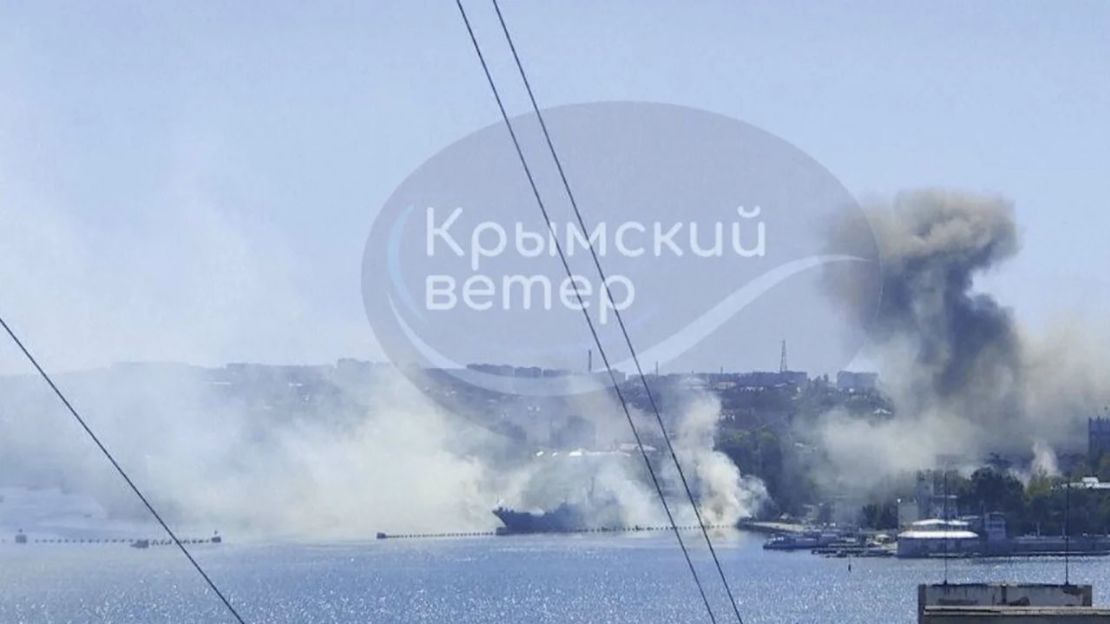 Esta imagen tomada de un vídeo UGC, subida a Telegram con una marca de agua, muestra humo saliendo del cuartel general de la Flota rusa del mar Negro. Crédito: Telegram/AP