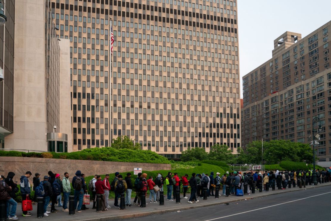 Cientos de solicitantes de asilo hacen fila frente al edificio federal Jacob K. Javits el 6 de junio de 2023 en la ciudad de Nueva York. Crédito: David Dee Delgado/Getty Images