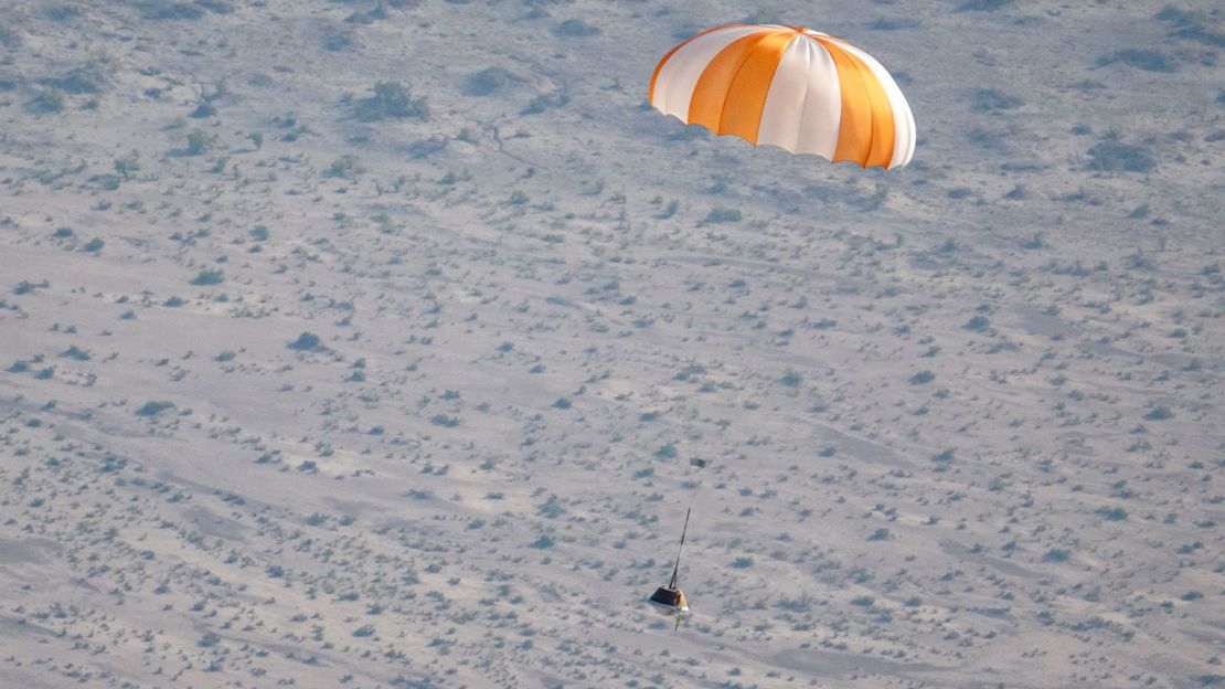 En agosto se lanzó desde un avión un modelo de entrenamiento de la cápsula de retorno de muestras de la misión OSIRIS-REx, que simula las próximas operaciones de recuperación.