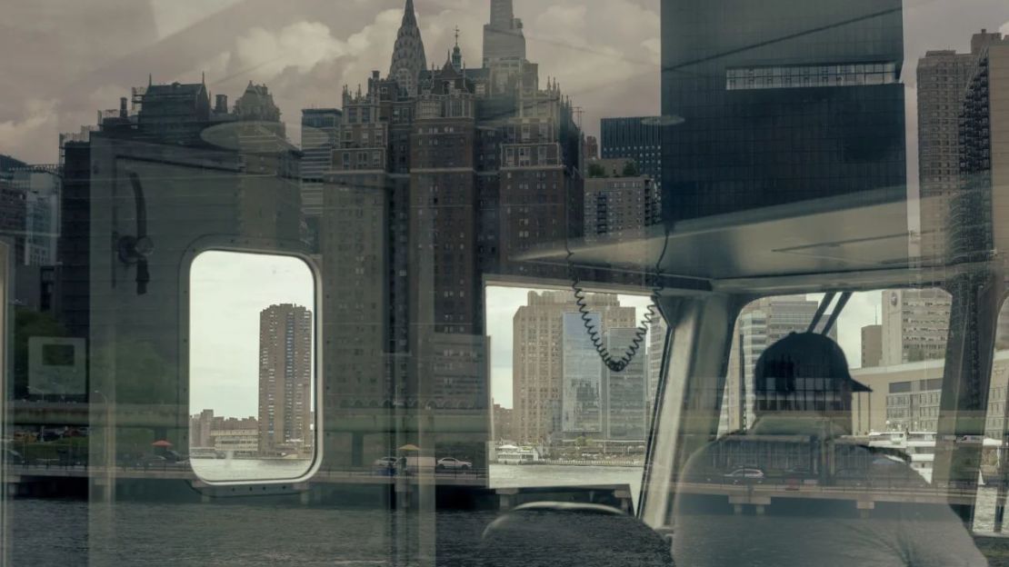 El horizonte de Manhattan se refleja en el East River Ferry cerca del distrito de Queens en la ciudad de Nueva York en agosto de 2022.