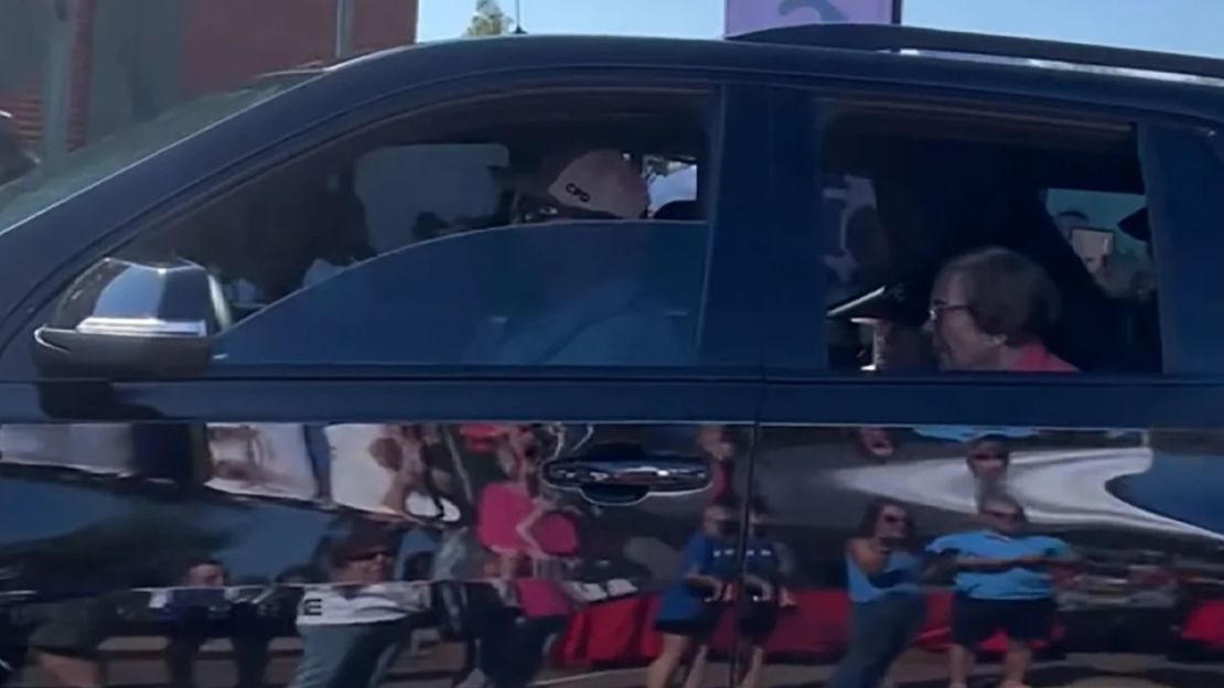 En esta imagen tomada de un vídeo, el expresidente Jimmy Carter y su esposa, Rosalynn, aparecen en el desfile del Plains Peanut Festival en Plains, Georgia, el 23 de septiembre de 2023.