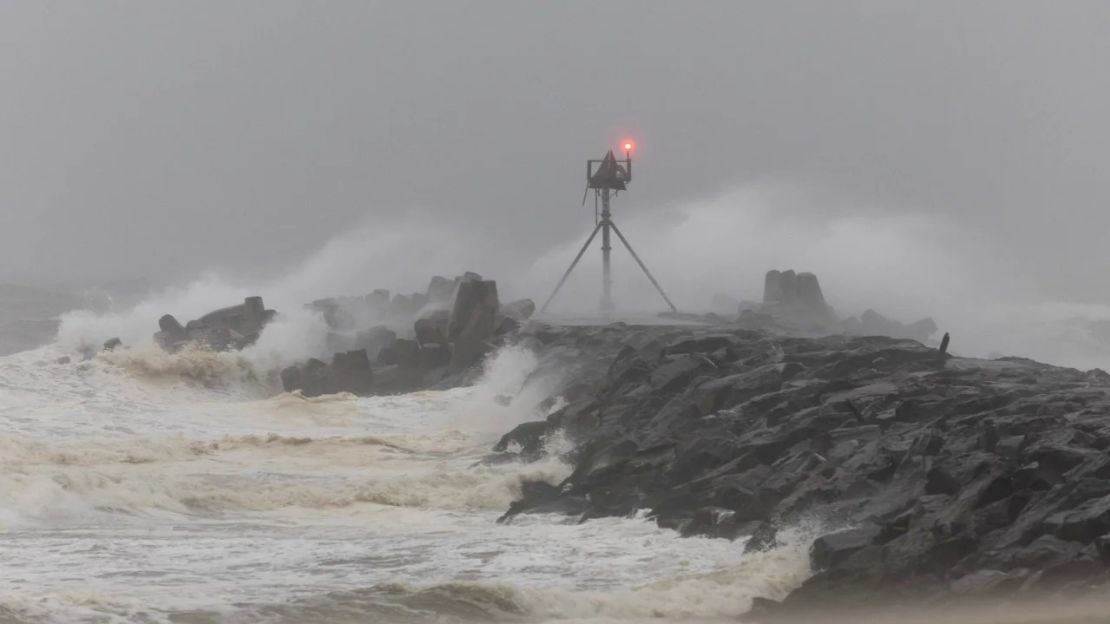 Olas sobre un embarcadero en Manasquan Inlet mientras la tormenta tropical Ophelia impacta la costa de Jersey el sábado. Crédito: Peter Ackerman/USA Today Network