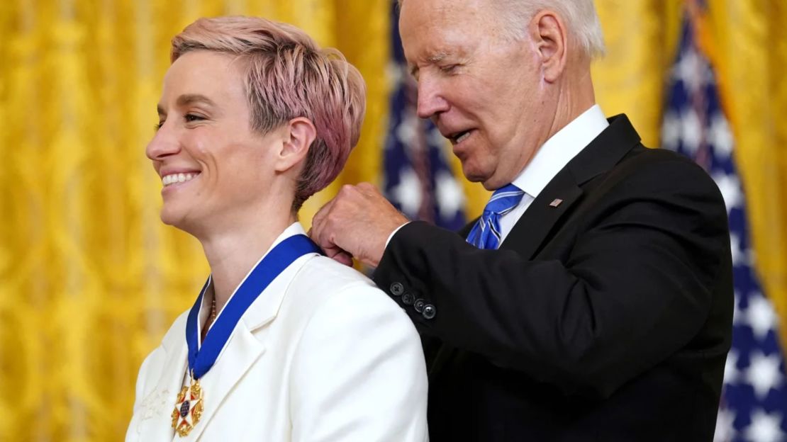 Joe Biden entrega la Medalla Presidencial de la Libertad a Rapinoe durante una ceremonia en la Casa Blanca en 2022.