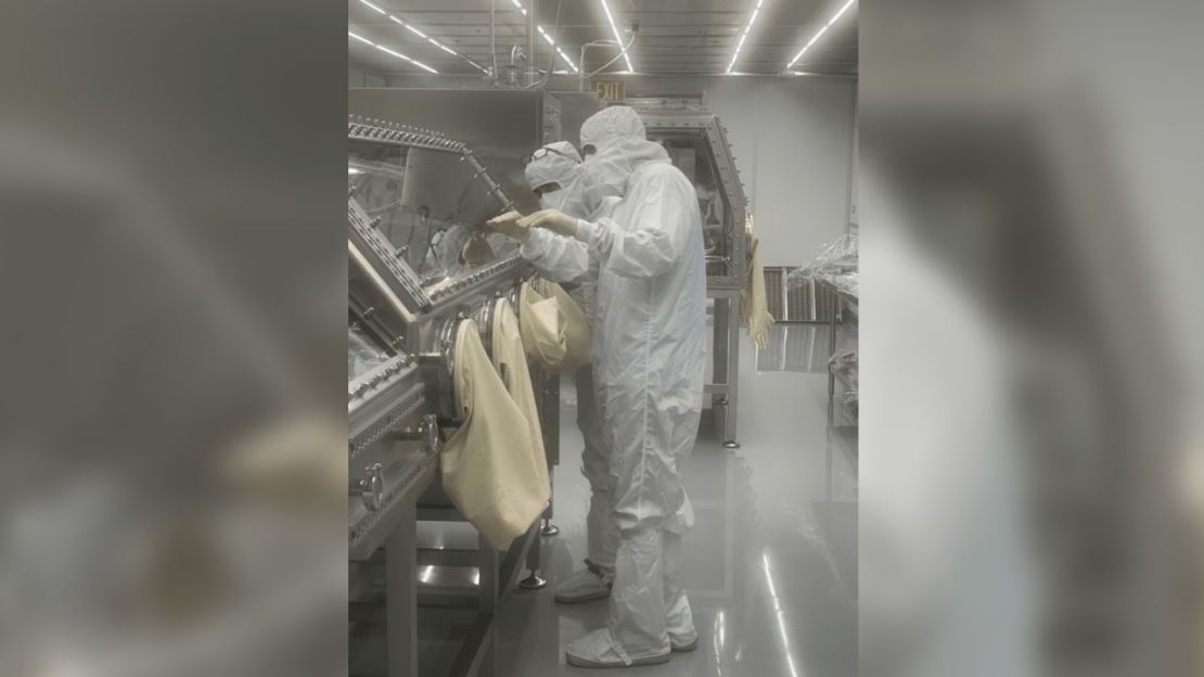 Los científicos estudiarán detenidamente la muestra utilizando cajas de guantes especiales en el Centro Espacial Johnson.