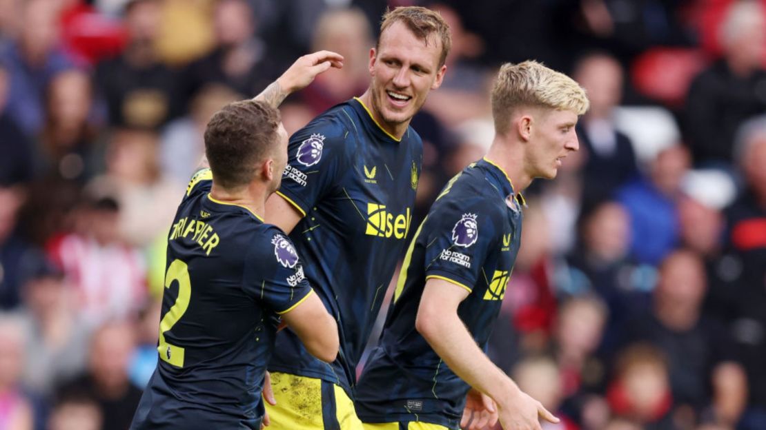 Dan Burn celebra con sus compañeros tras anotar el segundo gol del del Newcastle United con asistencia de Kieran Trippier.