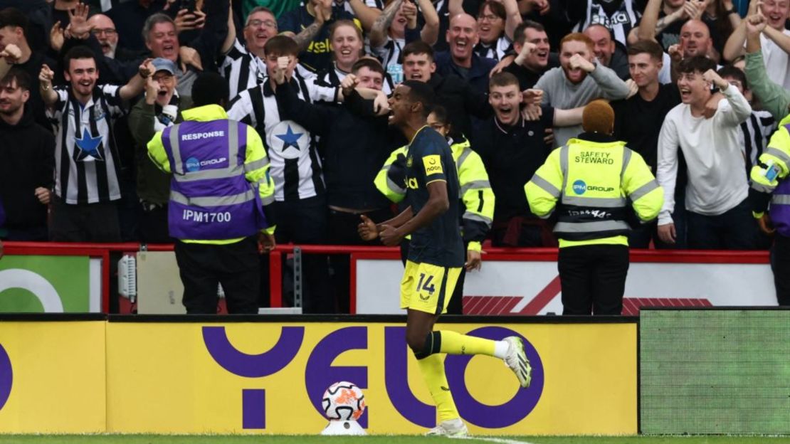 Alexander Isak celebra el octavo y último gol del Newcastle contra el Sheffield.