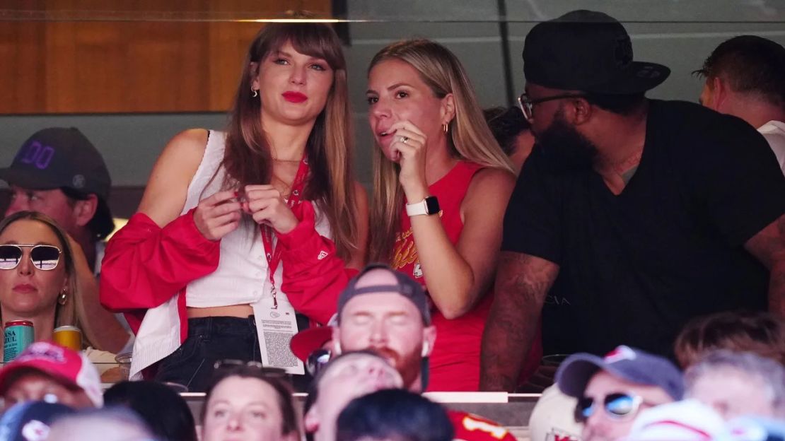 Taylor Swift en el GEHA Field del Arrowhead Stadium el domingo asistiendo al partido de los Kansas City Chiefs. Crédito: Jason Hanna/Getty Images